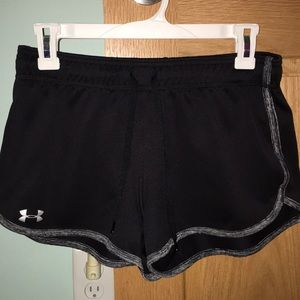 BLACK UNDERARMOR SHORT
